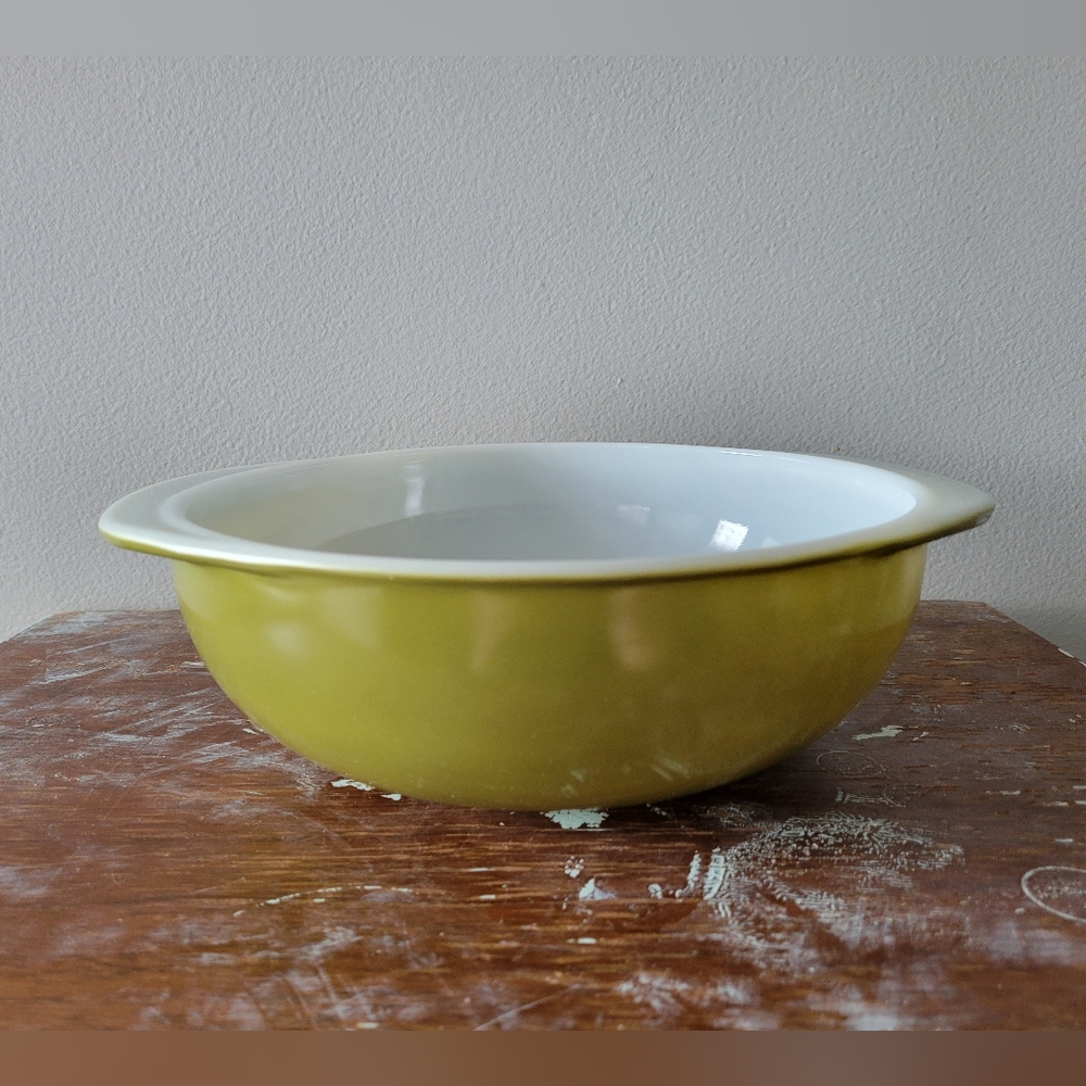 PYREX olive green 2 qt mixing bowl Verde avocado